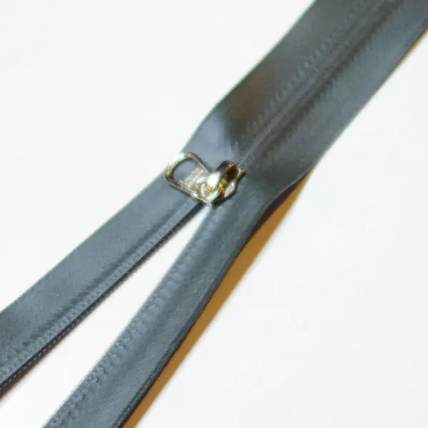 ダークグレー